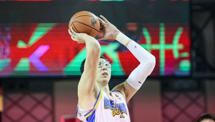 开云体育网址-直接对位！周琦半场7分5板1助1帽VS王哲林10分10板2助&amp;6前场板