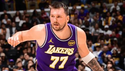 雷迪克：东契奇感到左腿筋有些酸痛，目前还无法判断伤情